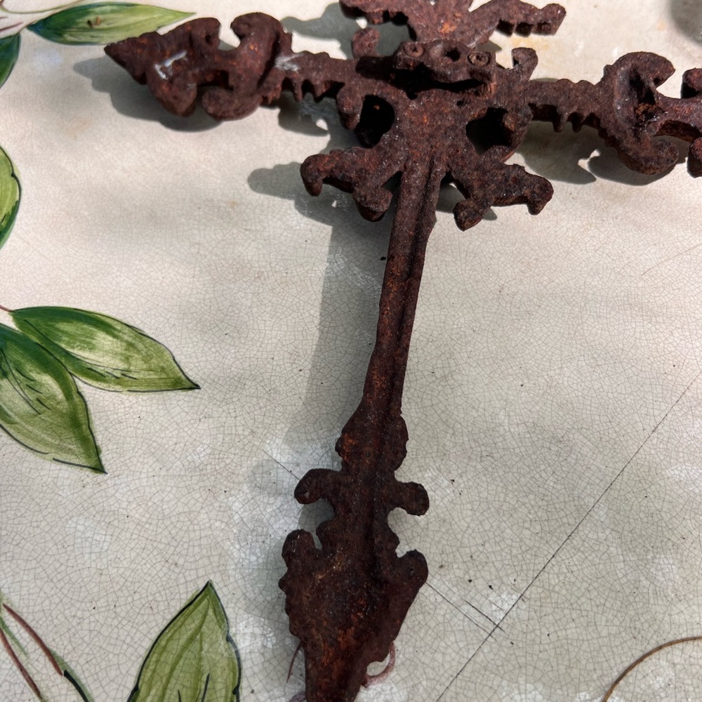 Beautiful Rustic Iron Cross Decor Rusty Had it hanging in garden - Picture 8 of 10